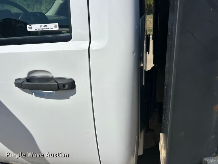 image for item ET3479 2007 GMC Sierra 3500HD flatbed pickup truck