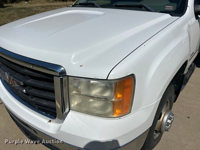 image for item ET3479 2007 GMC Sierra 3500HD flatbed pickup truck