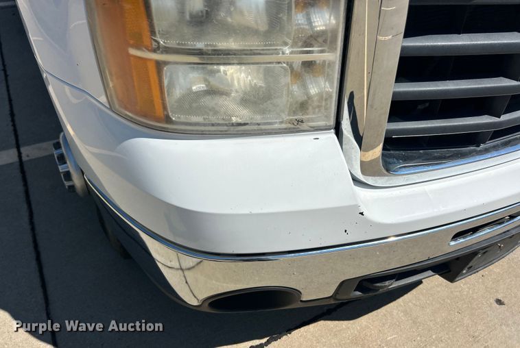 image for item ET3479 2007 GMC Sierra 3500HD flatbed pickup truck