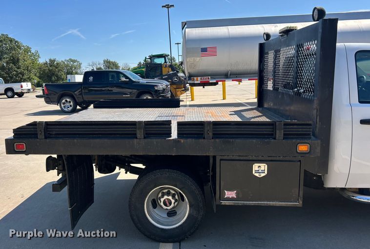 image for item ET3479 2007 GMC Sierra 3500HD flatbed pickup truck