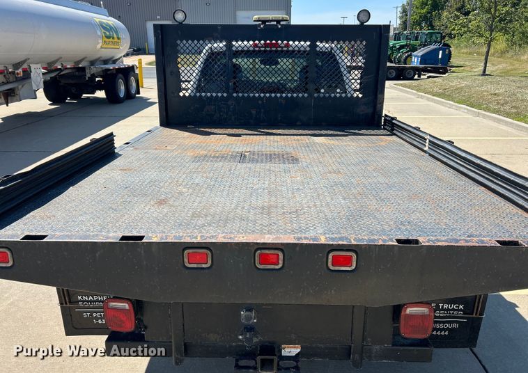 image for item ET3479 2007 GMC Sierra 3500HD flatbed pickup truck