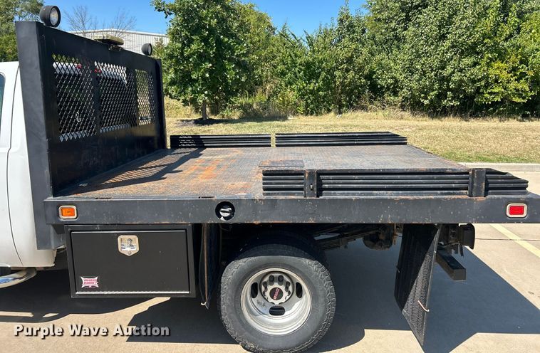 image for item ET3479 2007 GMC Sierra 3500HD flatbed pickup truck