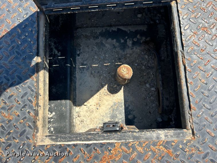 image for item ET3479 2007 GMC Sierra 3500HD flatbed pickup truck