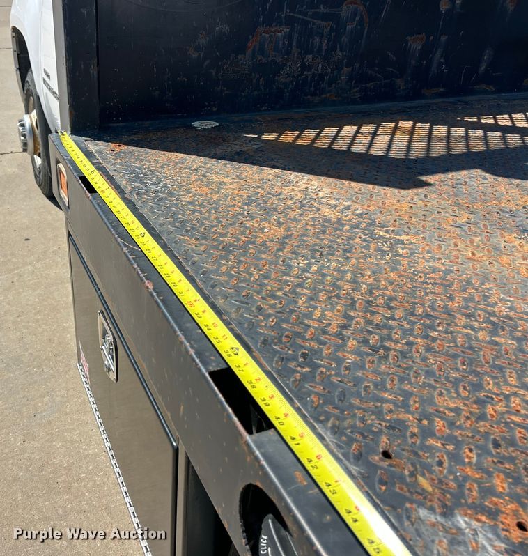 image for item ET3479 2007 GMC Sierra 3500HD flatbed pickup truck