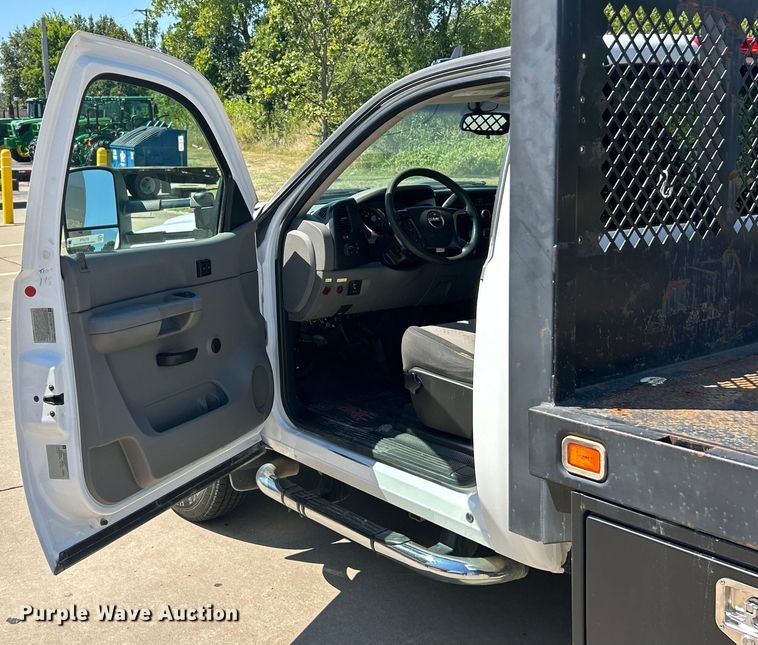 image for item ET3479 2007 GMC Sierra 3500HD flatbed pickup truck