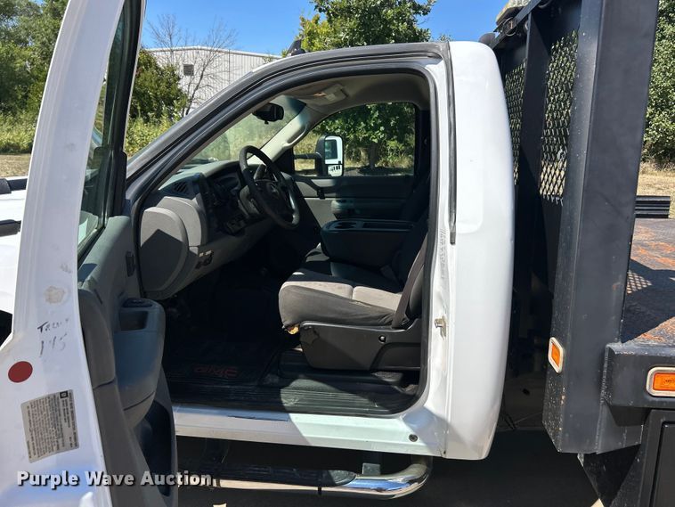 image for item ET3479 2007 GMC Sierra 3500HD flatbed pickup truck