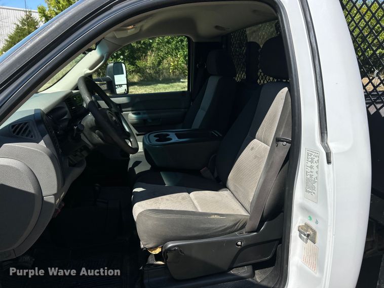 image for item ET3479 2007 GMC Sierra 3500HD flatbed pickup truck