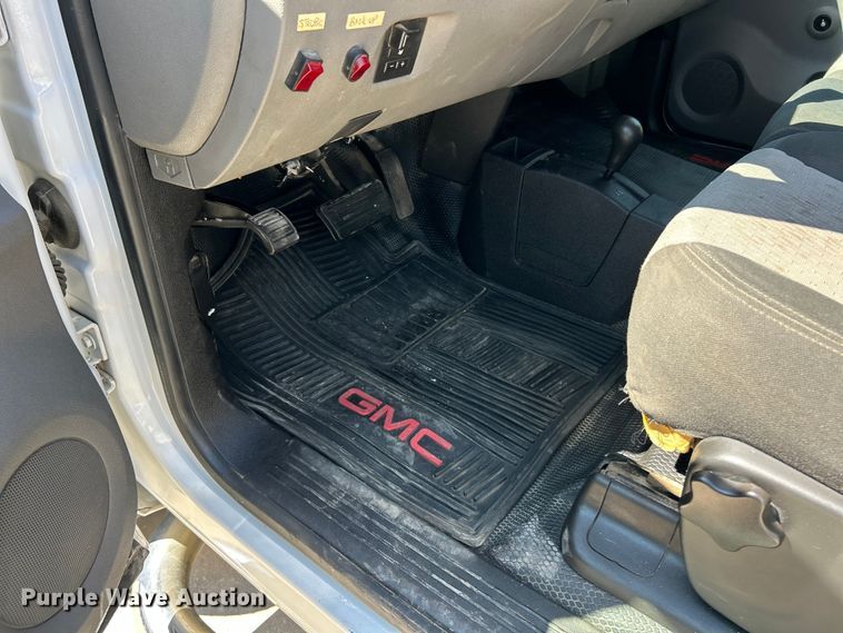 image for item ET3479 2007 GMC Sierra 3500HD flatbed pickup truck