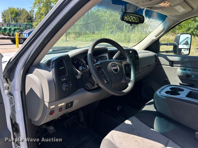 image for item ET3479 2007 GMC Sierra 3500HD flatbed pickup truck