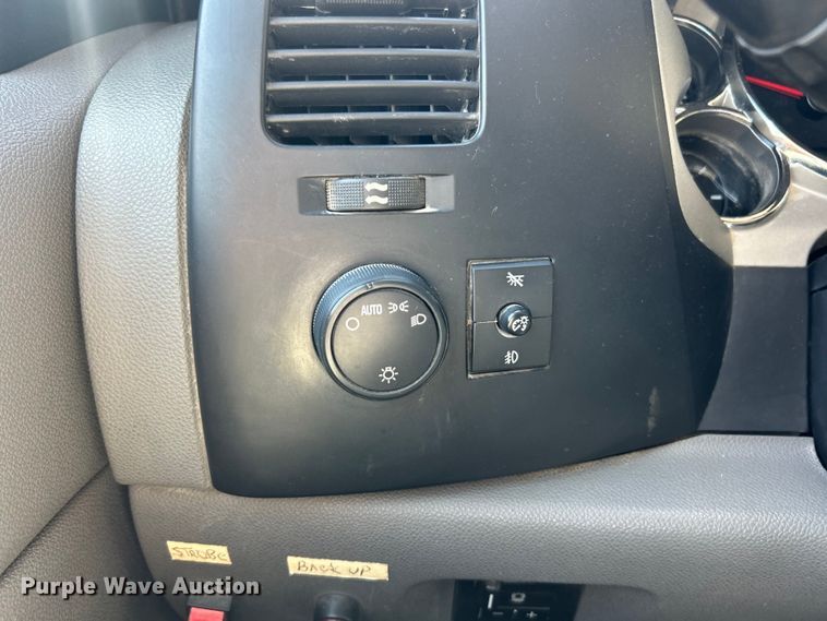 image for item ET3479 2007 GMC Sierra 3500HD flatbed pickup truck