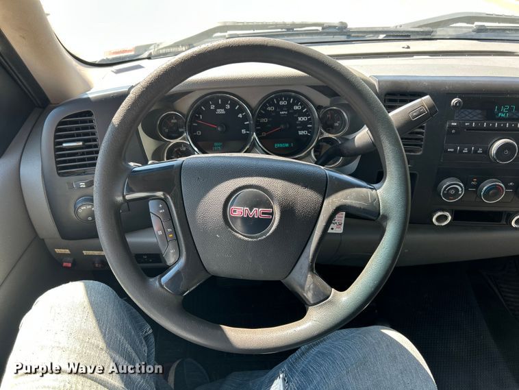 image for item ET3479 2007 GMC Sierra 3500HD flatbed pickup truck