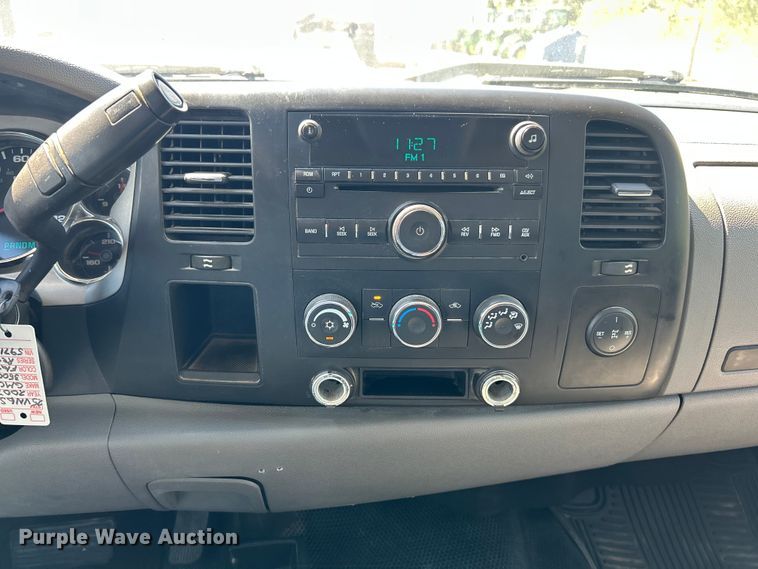 image for item ET3479 2007 GMC Sierra 3500HD flatbed pickup truck