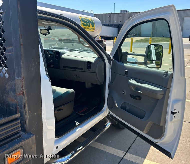 image for item ET3479 2007 GMC Sierra 3500HD flatbed pickup truck