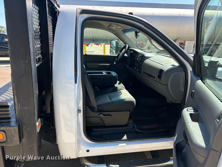 image for item ET3479 2007 GMC Sierra 3500HD flatbed pickup truck