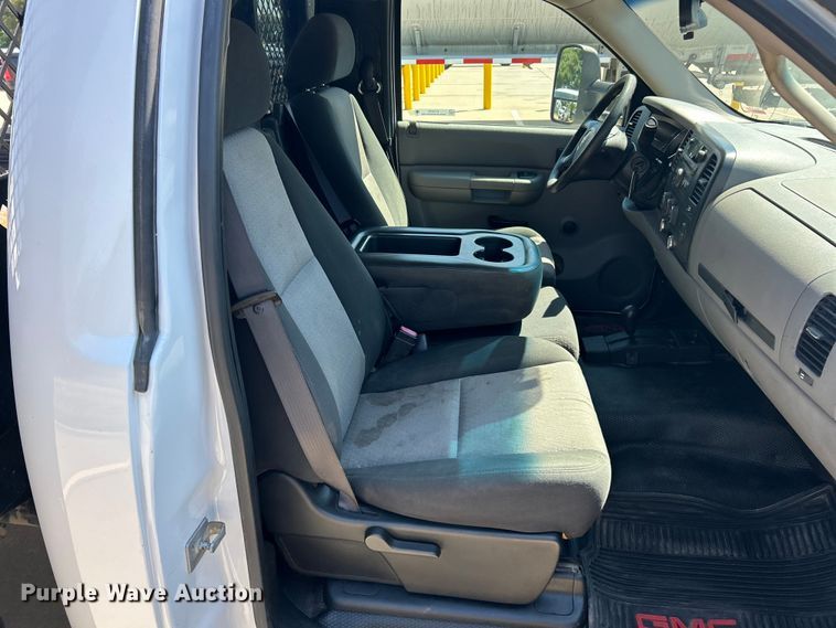 image for item ET3479 2007 GMC Sierra 3500HD flatbed pickup truck