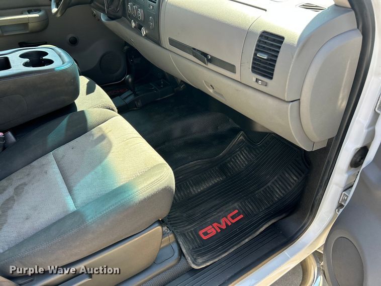 image for item ET3479 2007 GMC Sierra 3500HD flatbed pickup truck