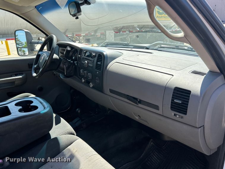 image for item ET3479 2007 GMC Sierra 3500HD flatbed pickup truck