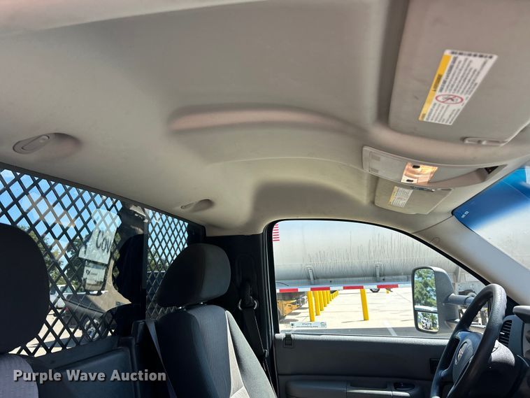 image for item ET3479 2007 GMC Sierra 3500HD flatbed pickup truck