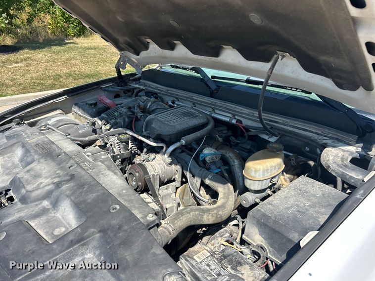 image for item ET3479 2007 GMC Sierra 3500HD flatbed pickup truck