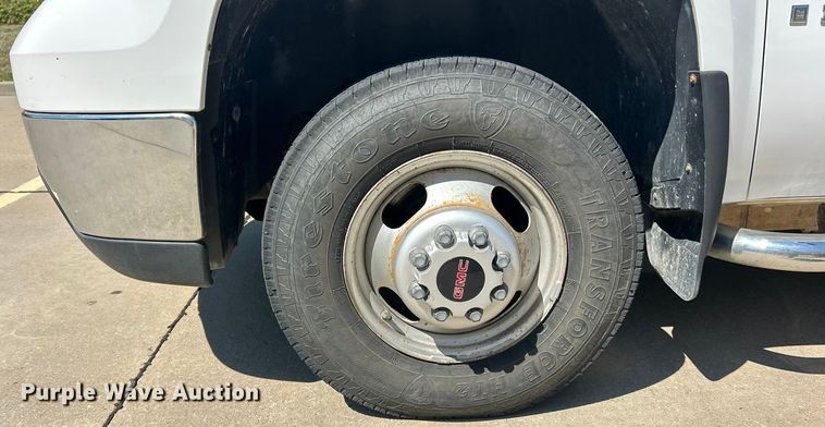 image for item ET3479 2007 GMC Sierra 3500HD flatbed pickup truck