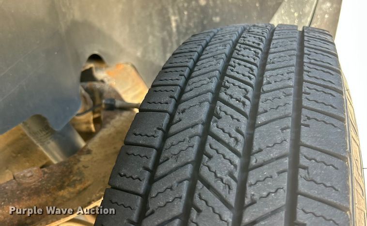 image for item ET3479 2007 GMC Sierra 3500HD flatbed pickup truck