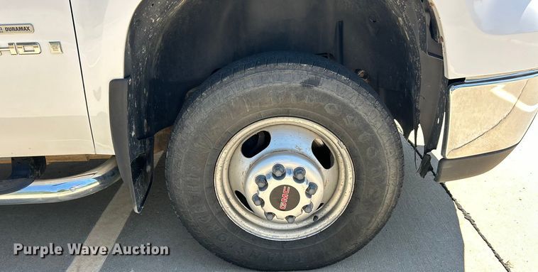 image for item ET3479 2007 GMC Sierra 3500HD flatbed pickup truck