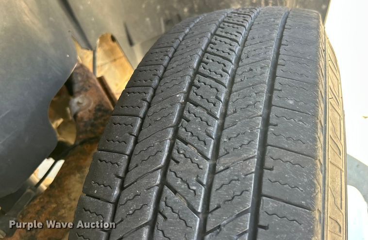 image for item ET3479 2007 GMC Sierra 3500HD flatbed pickup truck