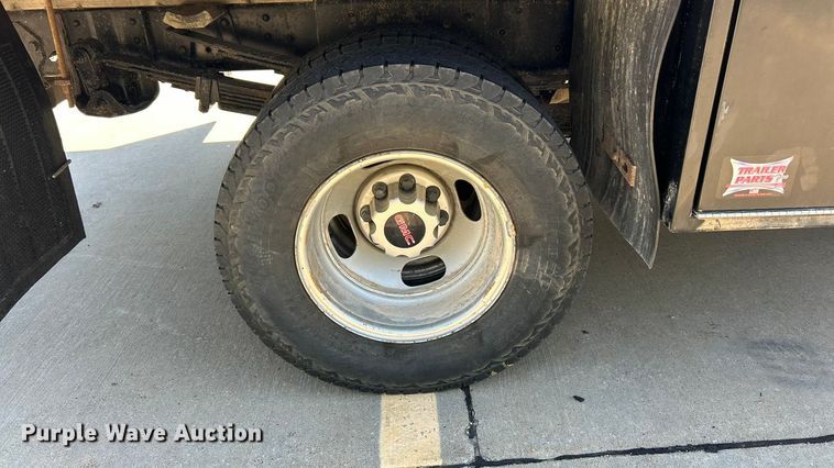 image for item ET3479 2007 GMC Sierra 3500HD flatbed pickup truck