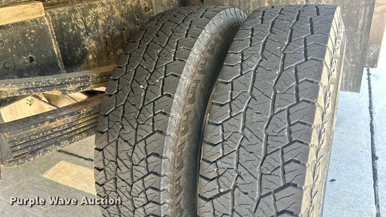 image for item ET3479 2007 GMC Sierra 3500HD flatbed pickup truck