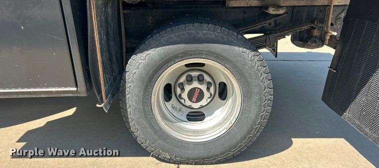 image for item ET3479 2007 GMC Sierra 3500HD flatbed pickup truck