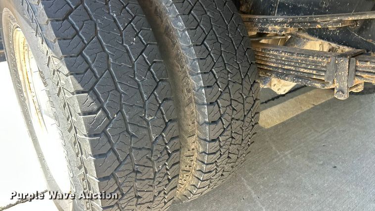 image for item ET3479 2007 GMC Sierra 3500HD flatbed pickup truck