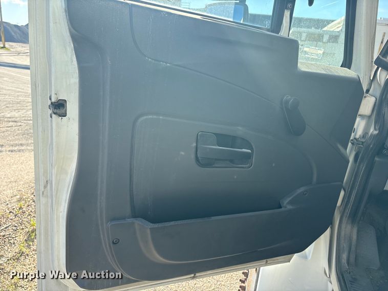 image for item ET8528 2013 International 4300 box truck