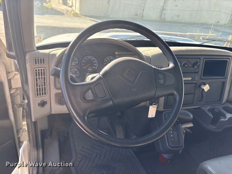 image for item ET8528 2013 International 4300 box truck