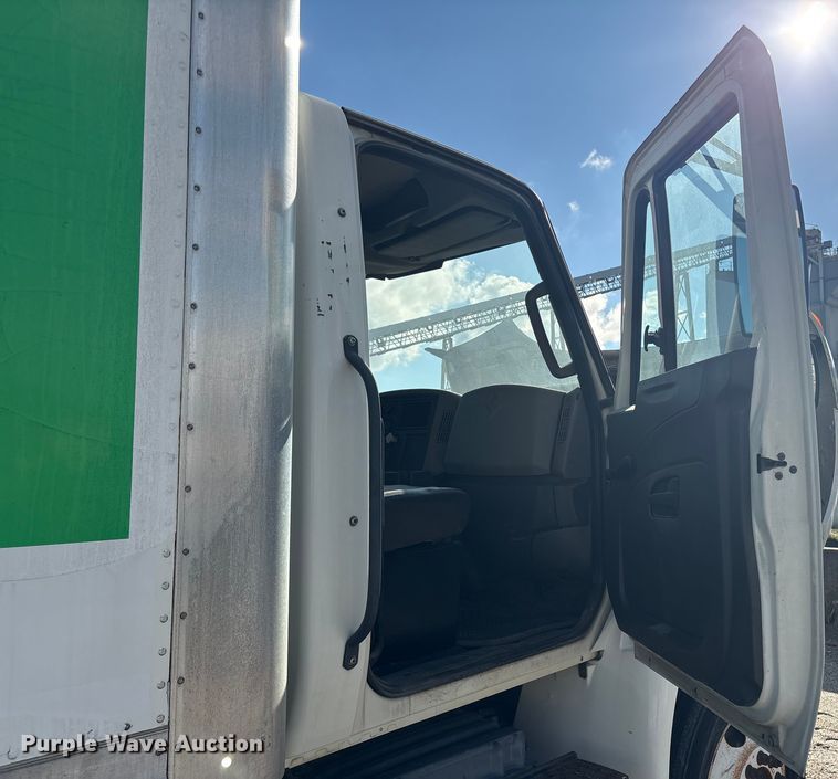 image for item ET8528 2013 International 4300 box truck