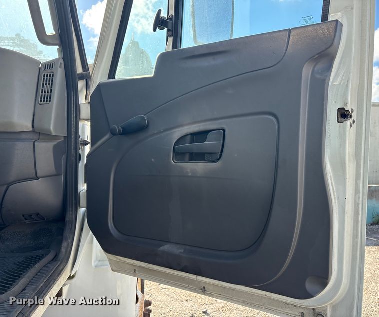 image for item ET8528 2013 International 4300 box truck