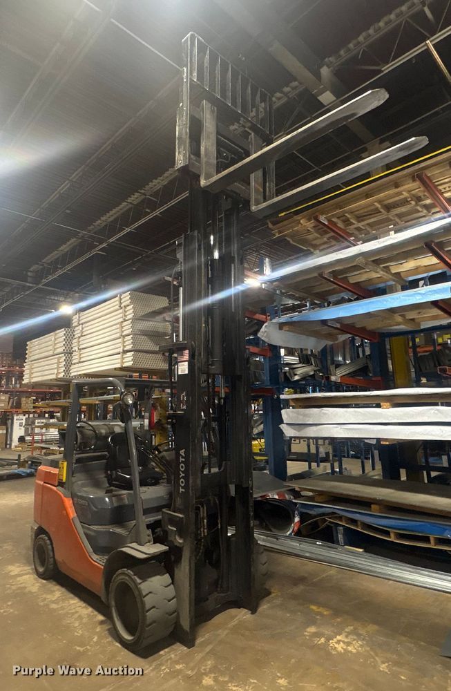 image for item ET8532 2014 Toyota 8FGC55U forklift