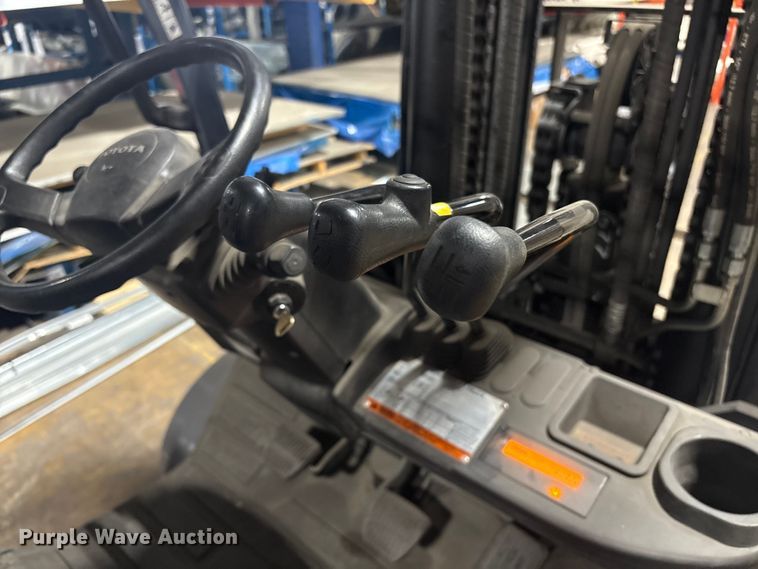 image for item ET8532 2014 Toyota 8FGC55U forklift