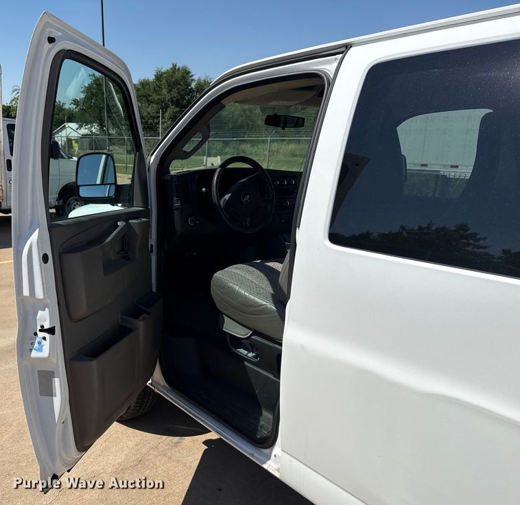 image for item EU2158 2016 Chevrolet Express van