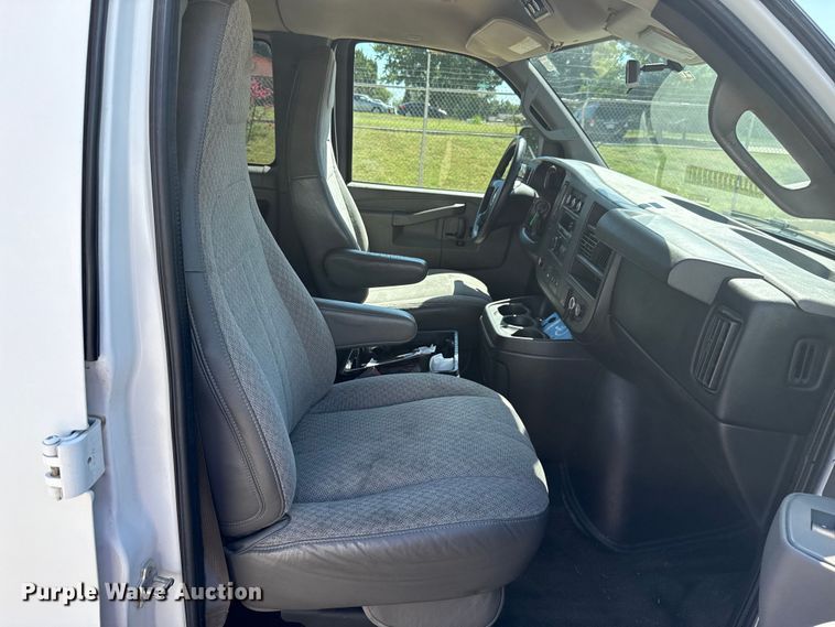 image for item EU2158 2016 Chevrolet Express van