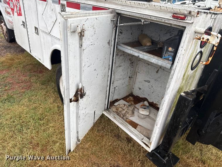 image for item EU2176 2001 Ford F550 utility / service truck