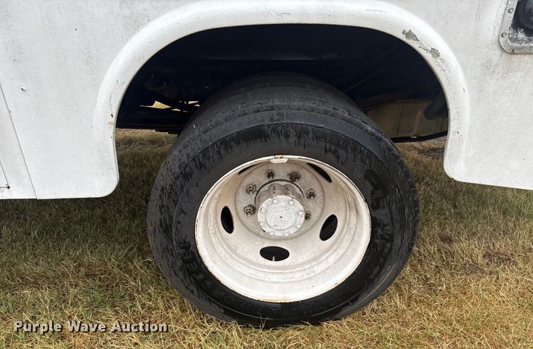 image for item EU2176 2001 Ford F550 utility / service truck