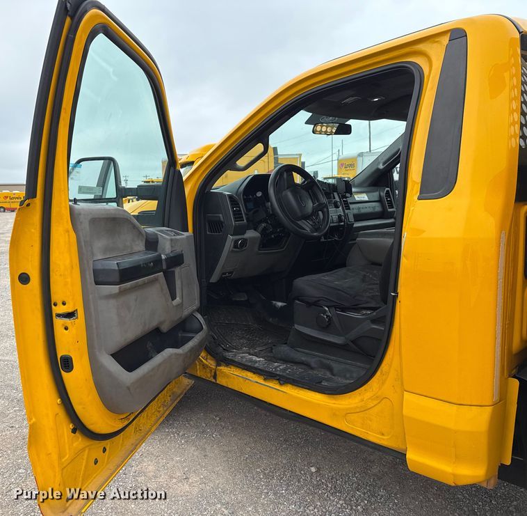 image for item EU2216 2017 Ford F350 Super Duty utility bed pickup truck