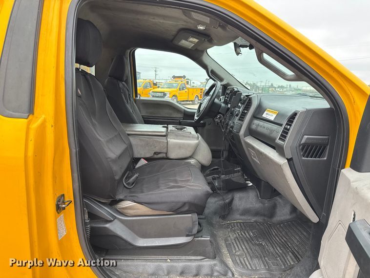 image for item EU2216 2017 Ford F350 Super Duty utility bed pickup truck