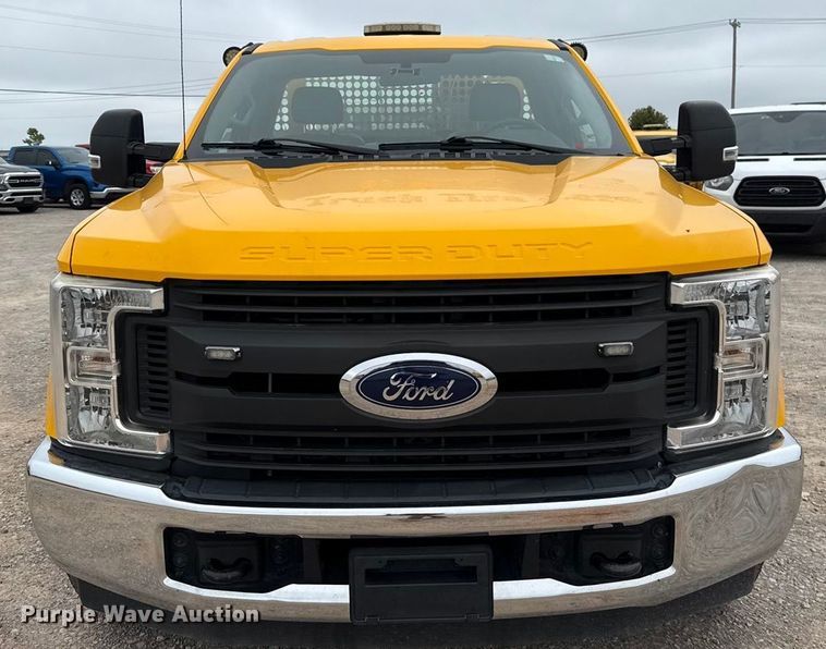 image for item EU2217 2018 Ford F350 Super Duty  utility bed pickup truck