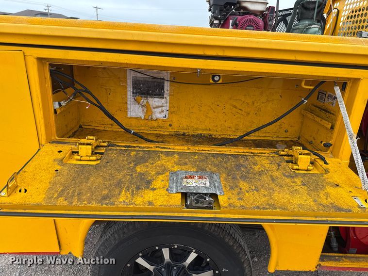 image for item EU2217 2018 Ford F350 Super Duty  utility bed pickup truck