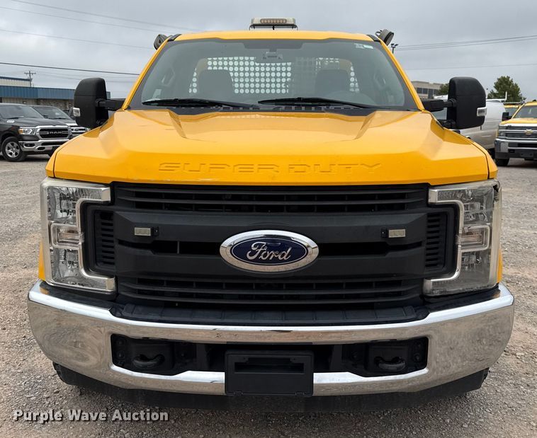 image for item EU2218 2018 Ford F350 Super Duty utility bed pickup truck