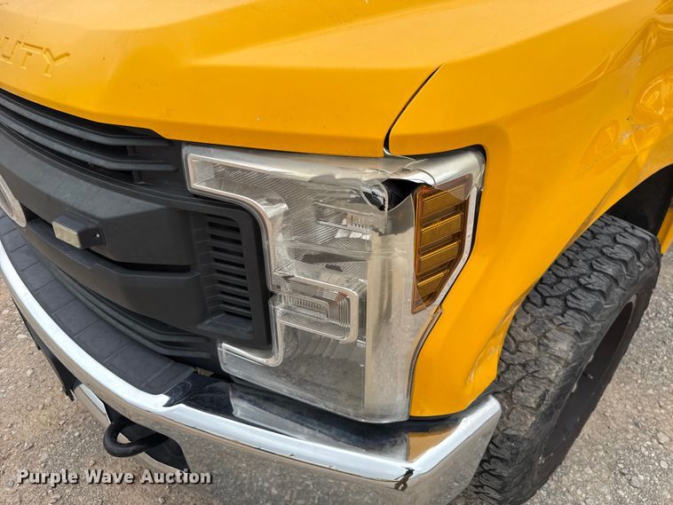 image for item EU2218 2018 Ford F350 Super Duty utility bed pickup truck