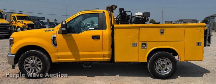 image for item EU2222 2019 Ford F350 Super Duty  utility bed pickup truck