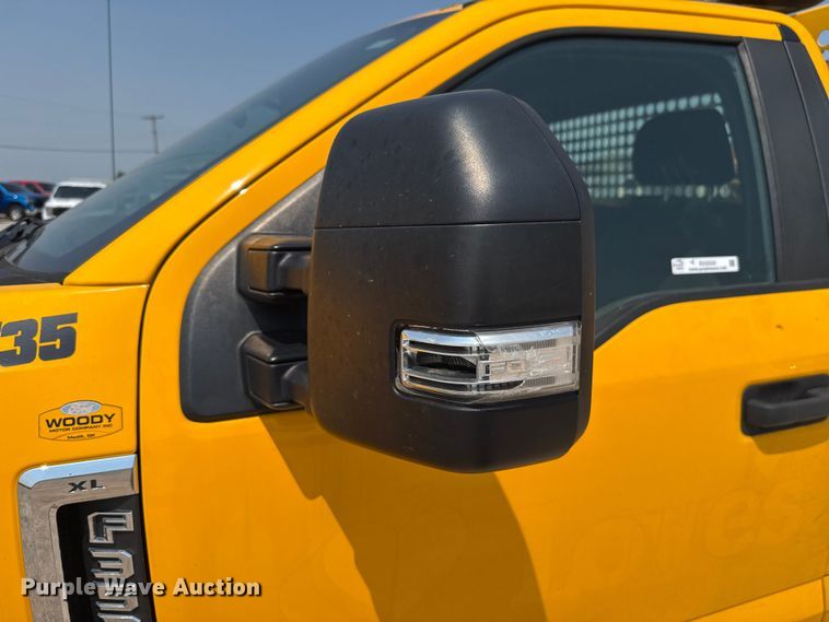 image for item EU2222 2019 Ford F350 Super Duty  utility bed pickup truck