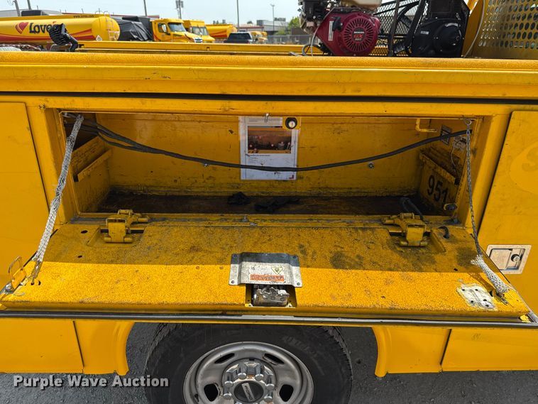 image for item EU2222 2019 Ford F350 Super Duty  utility bed pickup truck